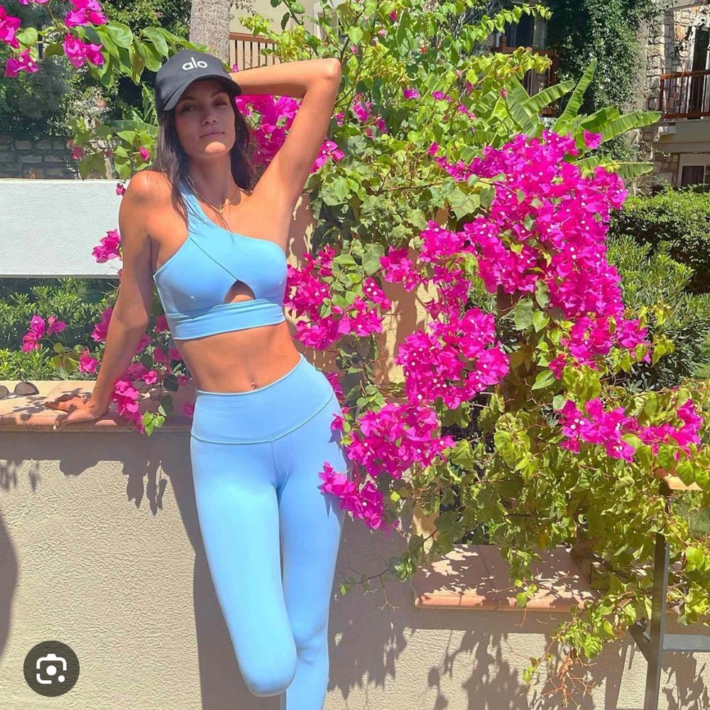 Alo Yoga set in Blue Skies